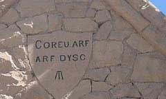 Arwyddair Coleg Camwy -  lle bu Moelona