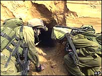 Soldados de Israel observam túnel que acreditam ser usado em tráfico de armas