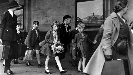 London children evacuees preparing to leave the capital