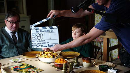 Ken Stott as Dad, Oscar Kennedy as young Nigel Slater (behind the scenes image)