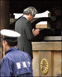 Ông Koizumi cầu nguyện trước đền thờ