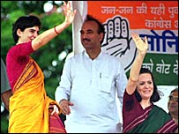 प्रियंका गाँधी अपनी माँ के साथ