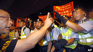 香港中環街頭示威者與警員互相指罵（1/7/2011）