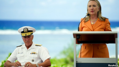 Bà Clinton phát biểu tại Rarotonga, đảo Cook, bên cạnh tư lệnh Thái Bình Dương của Mỹ Samuel J. Locklear