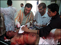 Homeme é socorrido após explosão de bomba em Tikrit, em junho de 2007