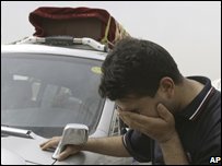 مردی عراقی از شنیدن مرگ یکی از آشنایانش در بصره گریه می کند
