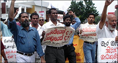 Journalists protest Minister Silva's threats (photo: Lankadissent.com)