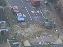 Rua do noroeste de Londres danificada por tornado