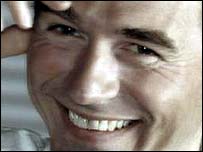 homem sorrindo 