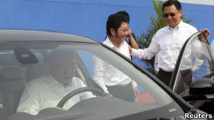 重庆市长黄奇帆视察重庆福特汽车制造厂(27/08/2012,资料照片)