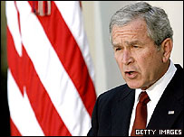 George W. Bush durante pronunciamento sobre mudança climática em Washington