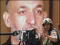 سرباز آلمانی در مقابل پوستر حامد کرزی 