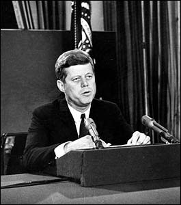 Kennedy firmando la cuarentena a Cuba.