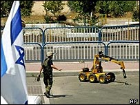 Militares israelenses desarmam morteiro que não explodiu no assentamento de Neveh Dekalim