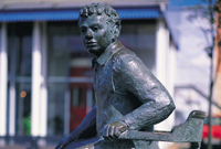 Cerflun o Dylan Thomas ym marina Abertawe, llun gan Bwrdd Croeso Cymru