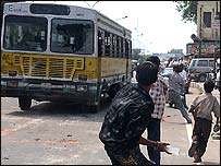 पथराव करती भीड़