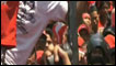 Manifestantes com arma tomada de policial