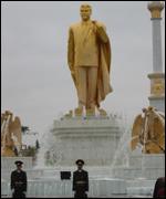 Saparmurat Niyazov'un altın heykeli