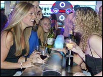 Mulheres reunidas em um bar