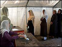 Afganistan seçimlerinde oy kullanan bir kadın