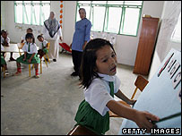 Crianças afetadas pelo tsunami de volta às aulas