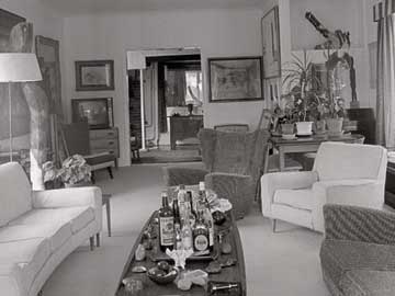 Hoglands, The Large Sitting Room in 1966, photo by John Hedgecoe © The Henry Moore Foundation. This image must not be reproduced or altered without prior consent from the Henry Moore Foundation.
