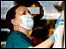 mulher protegida por mascára por causa da pneumonia atípica