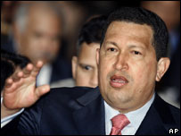 O presidente da Venezuela, Hugo Chávez, ao desembarcar no aeroporto de Moscou