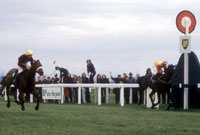 Red Rum yn ennill y Grand National