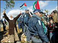Palestinos são contidos por policiais israelenses em protesto perto do assentamento de Ariel