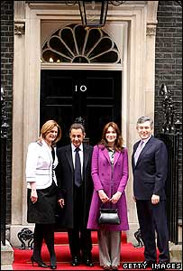 Carla Bruni e Nicolas Sarkozy junto com o primeiro-ministro britânico, Gordon Brown, e sua esposa