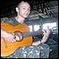 Cabo Edson Nunes de Jesus, do Batalhão de São Leopoldo, toca violão