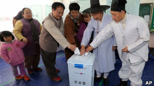 韩国忠清南道论山市某票站身穿民族服装的选民投票(19/12/2012)