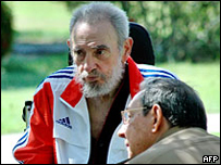 Fidel (E) e Raúl Castro