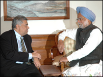 UNP leader Wickramasinghe (L) with Indian PM - file photo