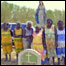 Mulheres tiwi posam para foto em frente a uma cova nas ilhas Tiwi (Foto: Samanti de Silva)