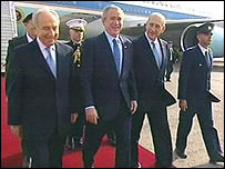 Presidente de Israel, Shimon Peres, Goerge W.Bush e premiê de Israel, Ehud Olmert, em Tel Aviv, 09/01/08.
