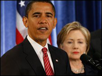 Ông Obama thông báo, đằng sau là bà Clinton
