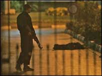 حملہ آور کی لاش نظر آ رہی ہے