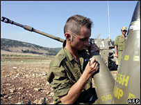Soldado carrega tanque de guerra