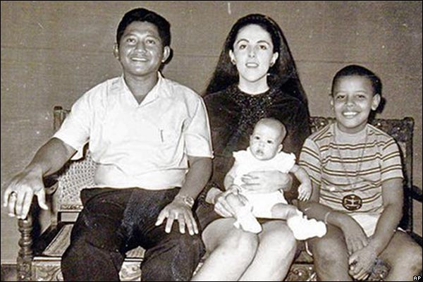奥巴马六岁时，他的母亲与印尼人苏托洛罗 结婚，举家搬到印尼首都雅加达。