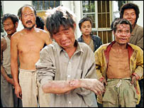 Các công nhân trong nhà máy