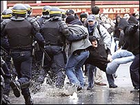 Polícia entrou em choque com manifestantes em Paris