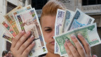 Mujer muestra billetes