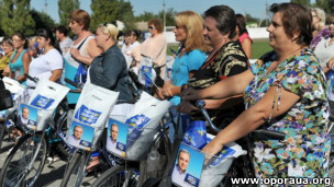 Жінки-листоноші із велосипедами, що їх подарував Давид Жванія