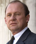 Harry Pearce (Peter Firth)
