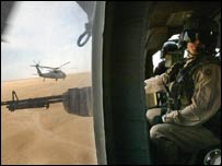 Helicóptero americano sobrevoa o Iraque
