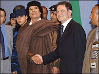 Muammar Kadafi com Romano Prodi, presidente da Comissão Européia