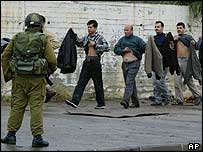 Soldado israelense e palestinos