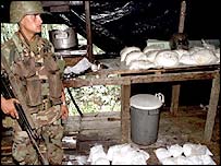 Soldado colombiano protege drogas apreendidas numa operação realizada anteriormente